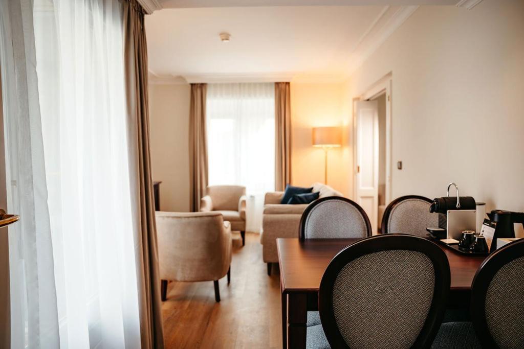 Grand Hotel Karel V Utrecht Luaran gambar A suite at the Hotel