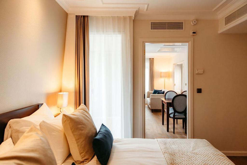 Grand Hotel Karel V Utrecht Luaran gambar A suite at the Hotel de France