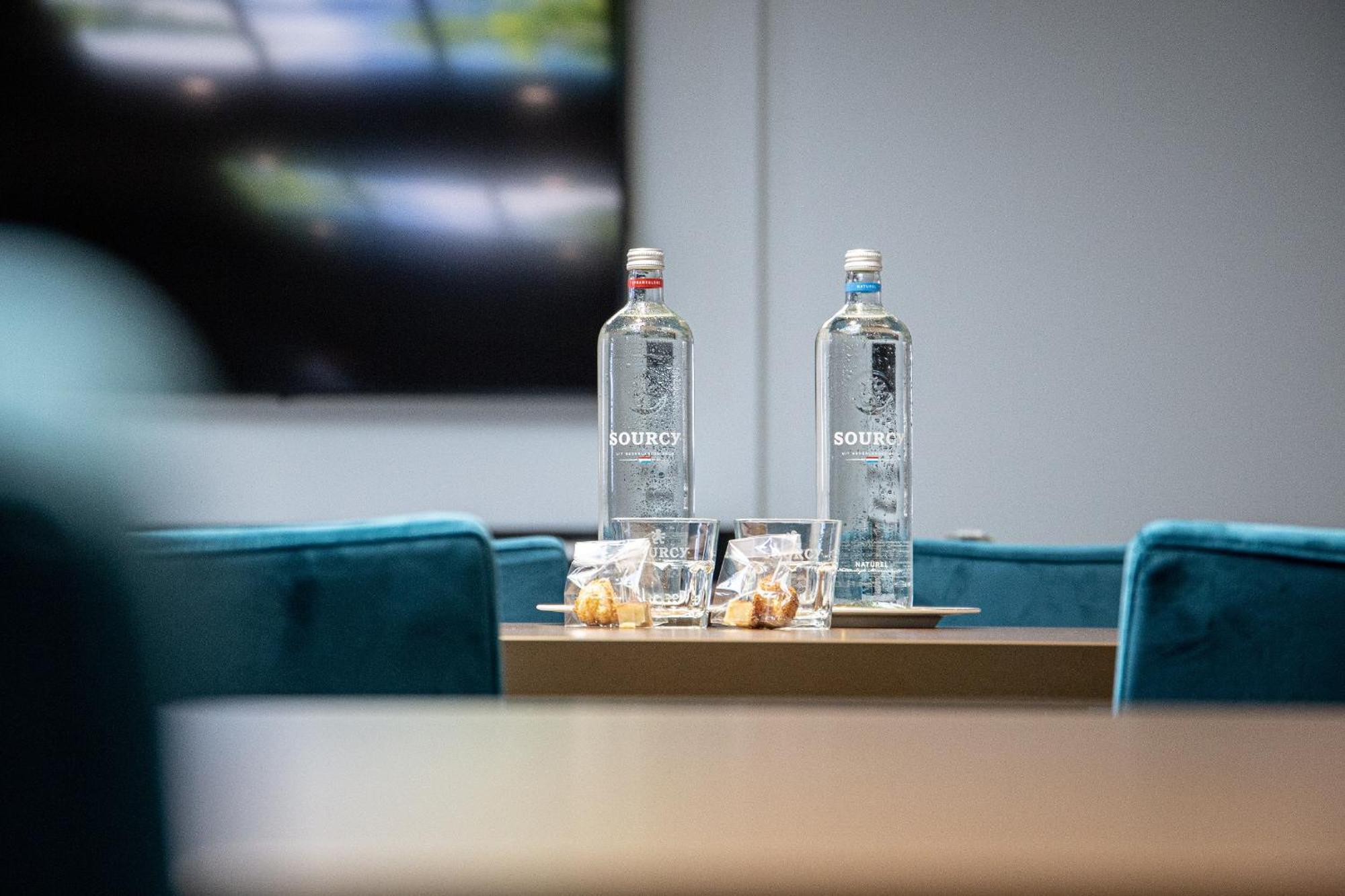 Grand Hotel Karel V Utrecht Luaran gambar Bottles of water at a meeting room