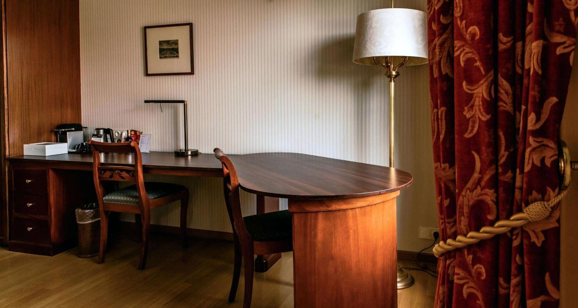 Grand Hotel Karel V Utrecht Luaran gambar A floor lamp
