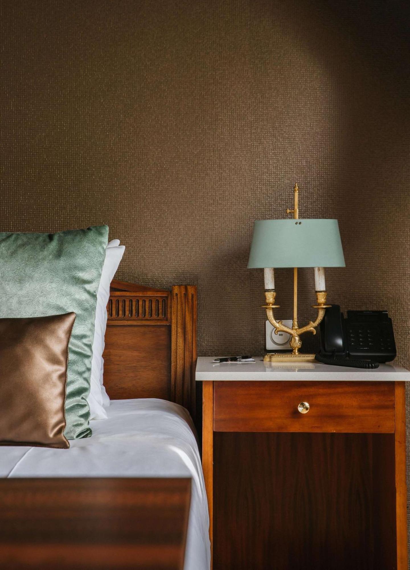 Grand Hotel Karel V Utrecht Luaran gambar A bedside table