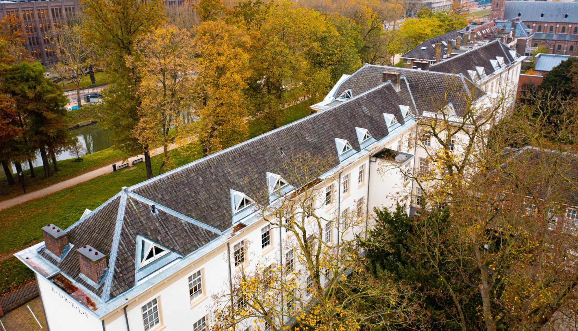 Grand Hotel Karel V Utrecht Luaran gambar The roof of the main building
