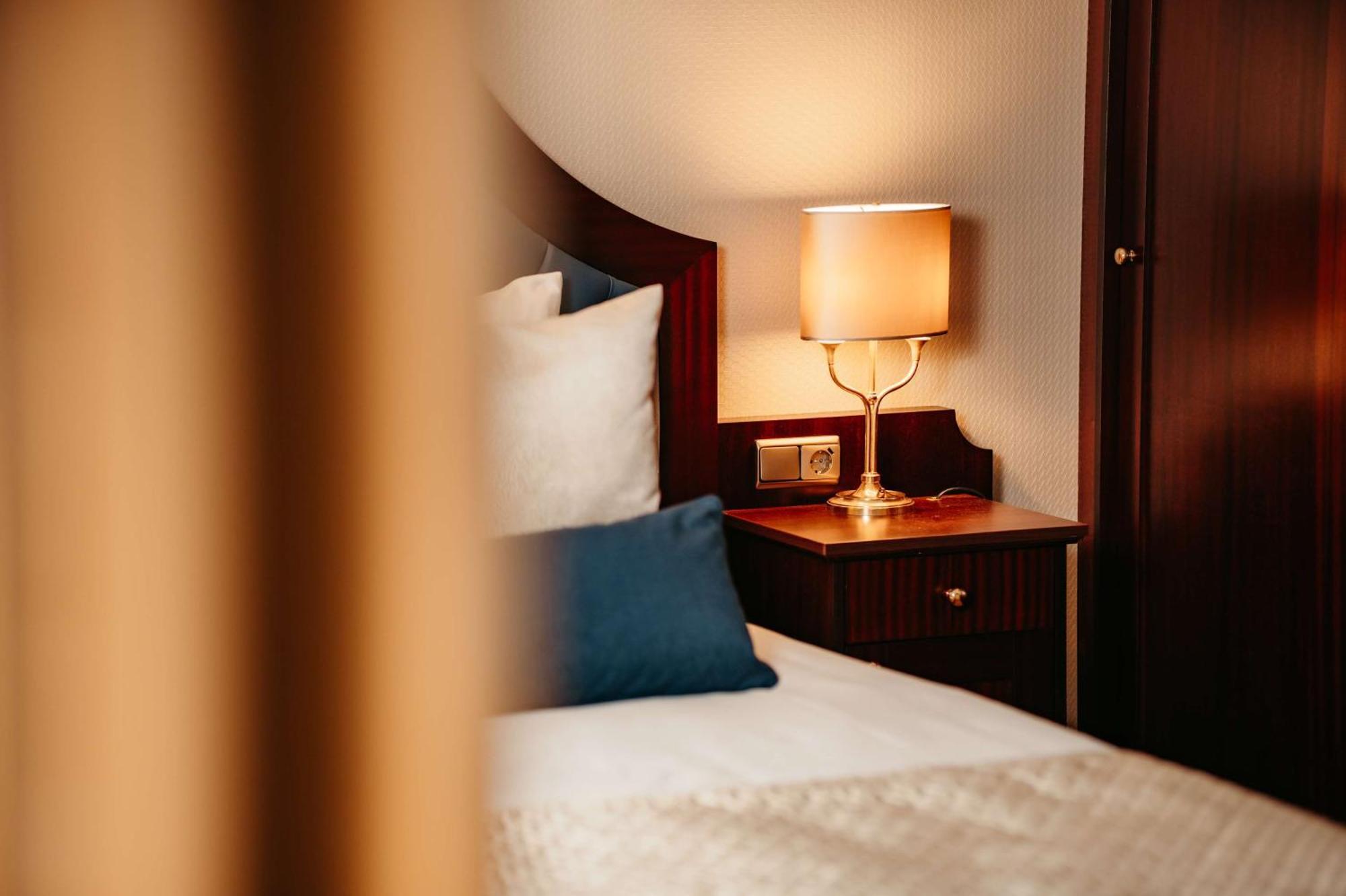 Grand Hotel Karel V Utrecht Luaran gambar A room at the hotel